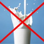 Аллергия на молоко: Иммунная система принимает молочный протеин за вредоносный микроб.