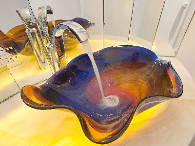 Стеклянная раковина для ванной